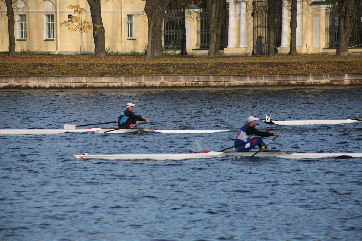 Борьба с соперниками, ветром и волной