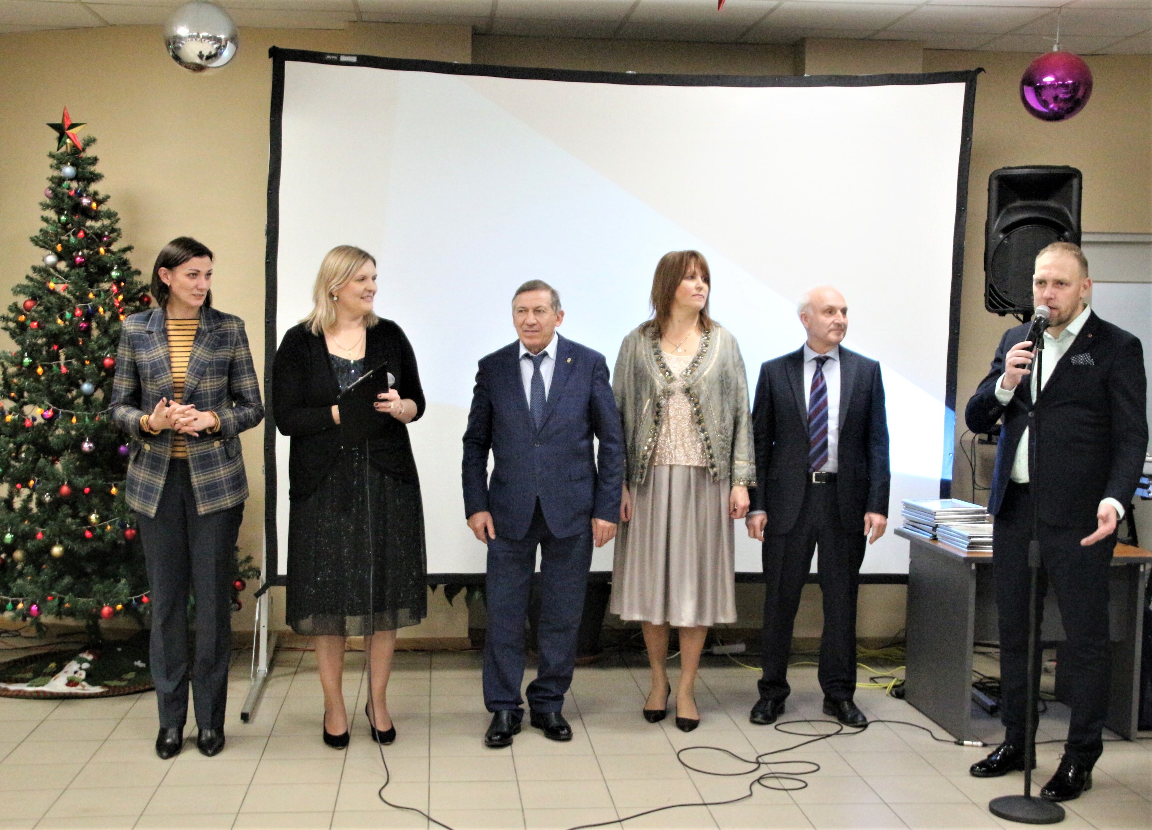 Традиционные поздравления почетных гостей