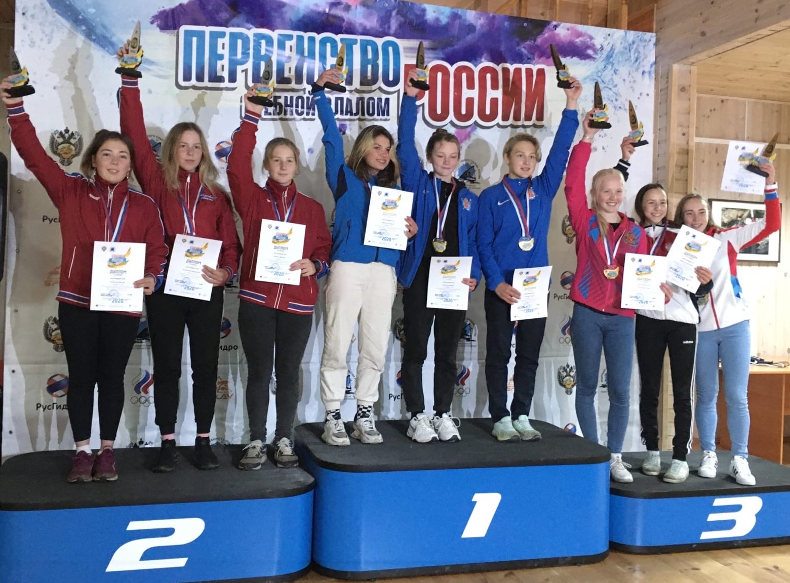 ... И традиционное купание чемпионов