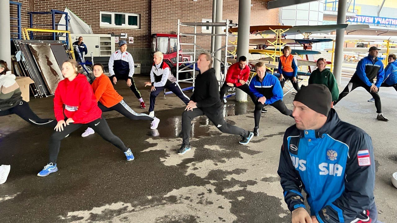 Спортсмены и тренеры школы вышли на зарядку с чемпионом