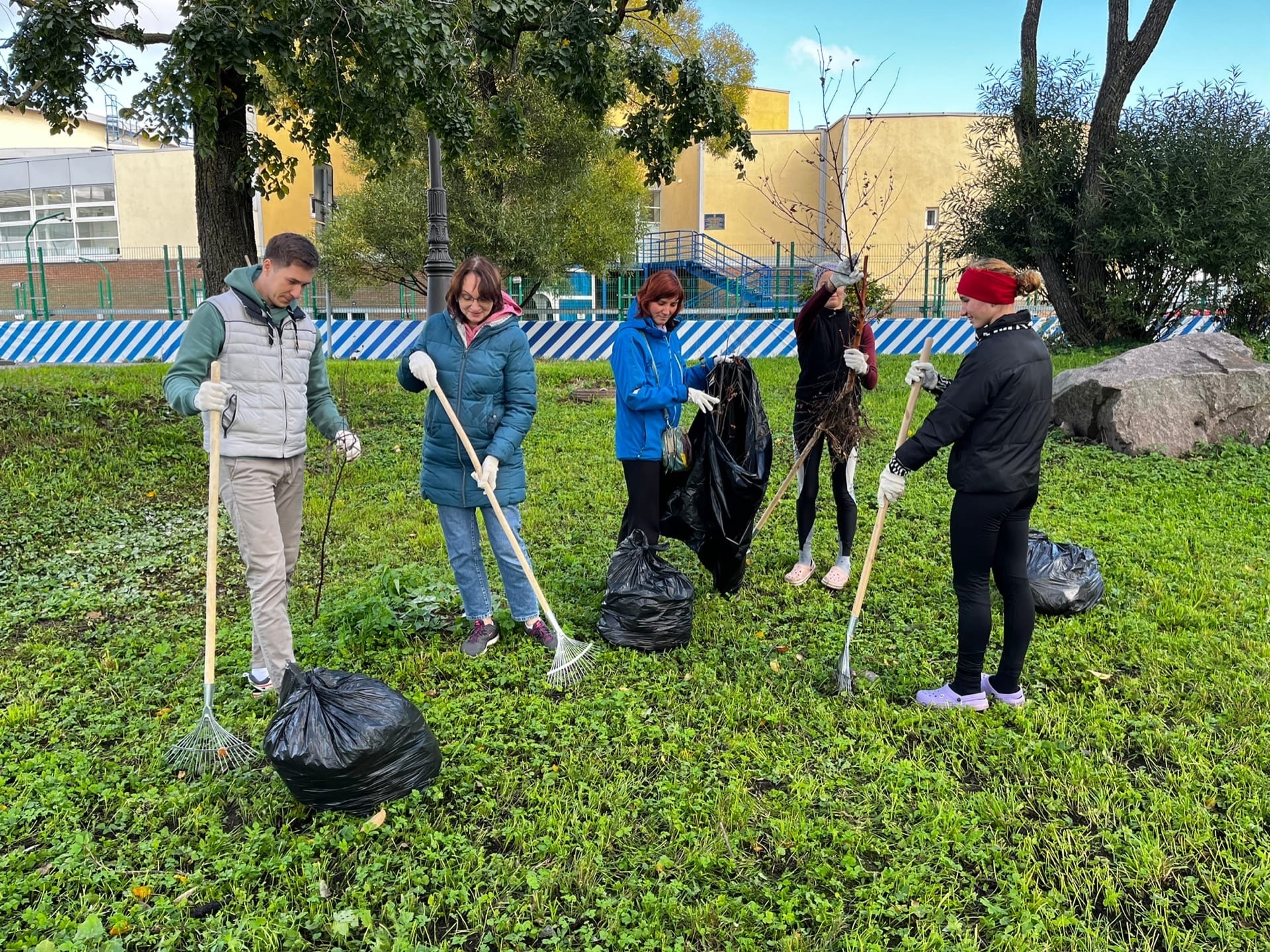 Сотрудники школы осуществили уборку территории в поддержку акции "Зелёная Россия"